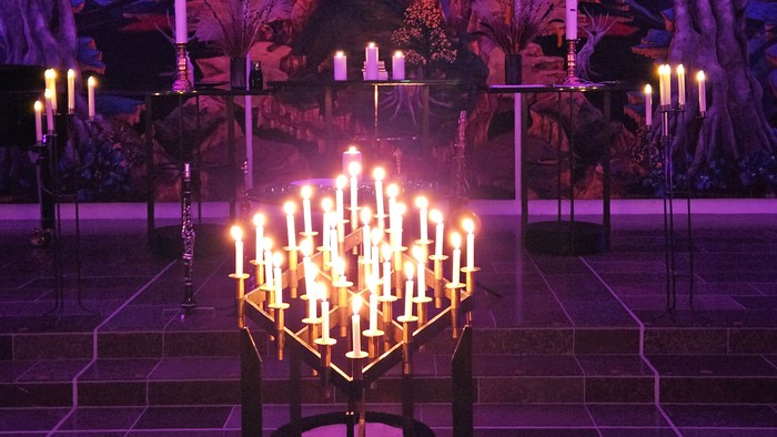 En række lysende lygter og candelabre i en mørk og mystisk indendørs miljø