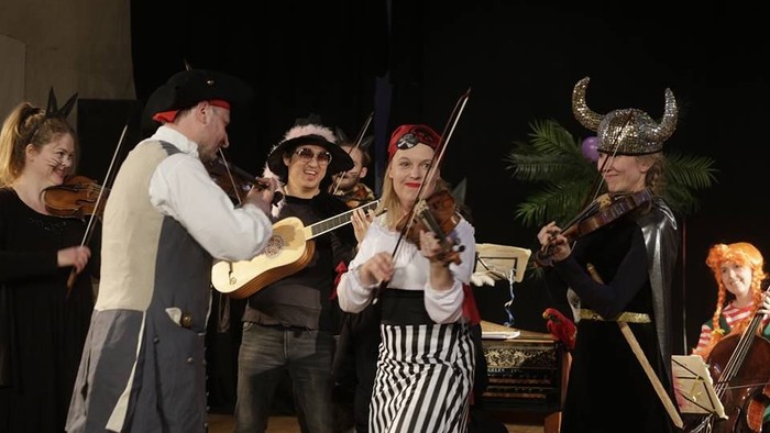 Camarata Øresund spiller festlig barokmusik for børn i en forrygende musikfortælling om pirater og Vivaldi