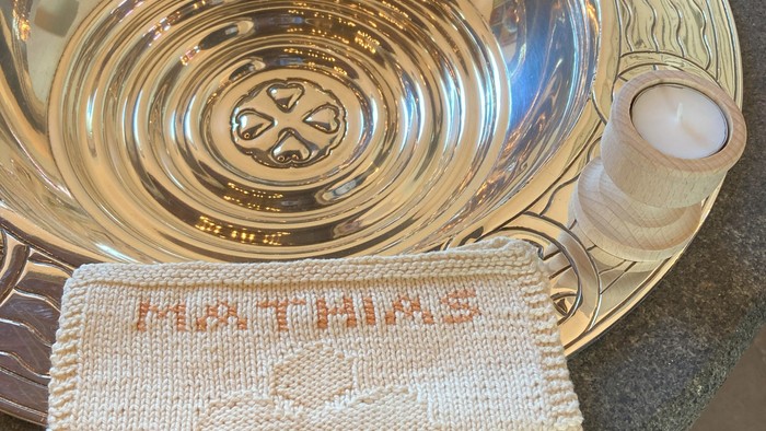 Guldfarvet kommunionskål med håndklæde ved siden