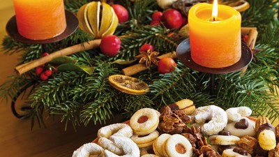 Weihnachtliche Dekoration mit Kerzen und Plätzchen