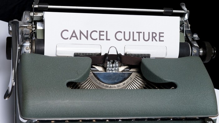Schreibmaschine mit „CANCEL CULTURE“ auf dem Papier.