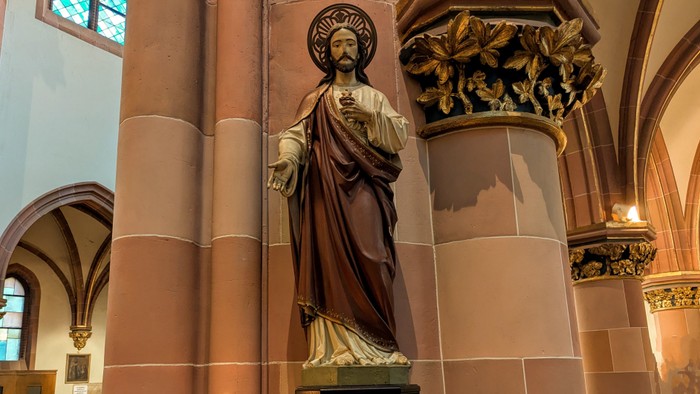Die Statue eines heiligen Mannes in einer Kirche.