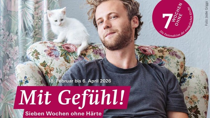 Mann, der auf einem Blumenstuhl sitzt, mit einer weißen Katze, Kalendercover für Februar 2026 bis April 2026