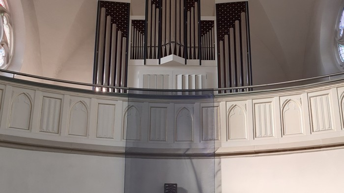 Kircheninneres mit Orgel und Altar
