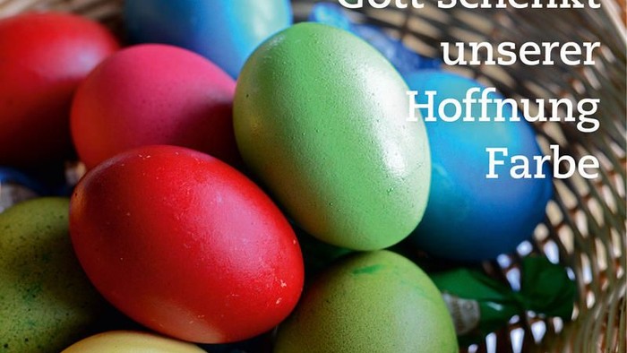 Korb mit bunten Ostereiern mit deutschem Text