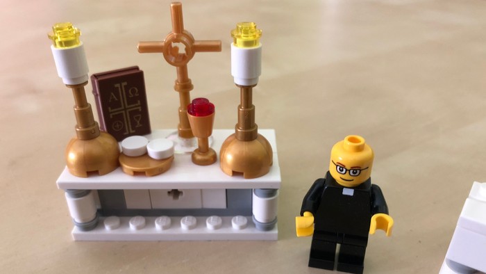 Lego Pfarrer mit Altar