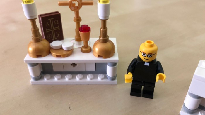Lego Pfarrer mit Altar