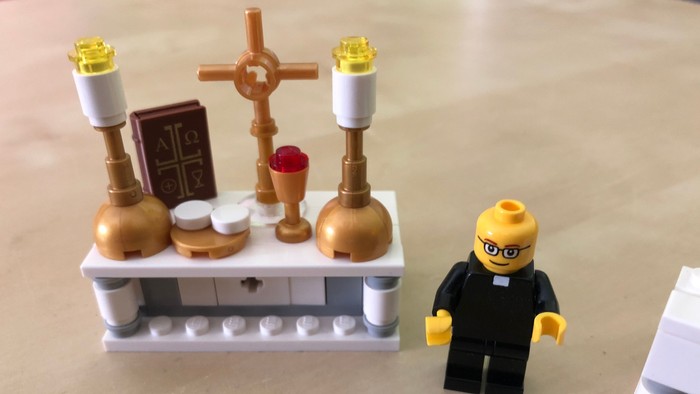 Altar und Pfarrer aus Lego