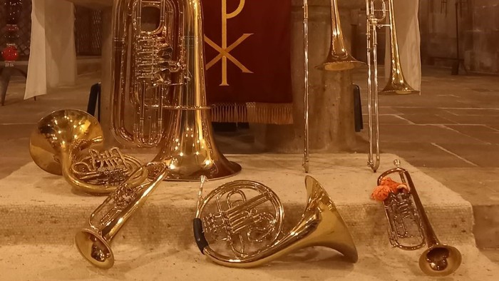 Kirchenaltar mit Messinginstrumenten und Kerzen