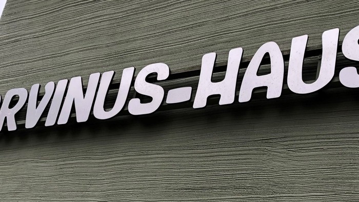 Auf dem Gebäude steht das Schild „CORVINUS-HAUS“.