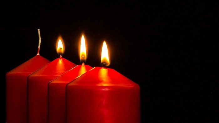 Vier rote Kerzen, drei brennen