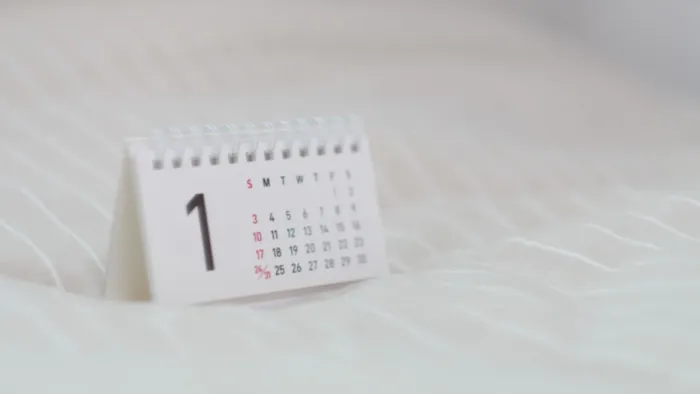 En lille kalender med datoen 1 på en hvid overflate
