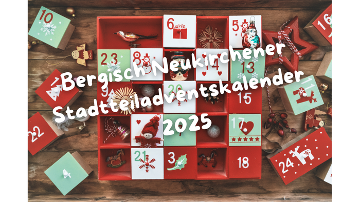 Adventskalender mit kleinen Schubladen, die jeweils nummeriert und mit weihnachtlichen Motiven verziert sind, angeordnet auf einer Holzfläche.