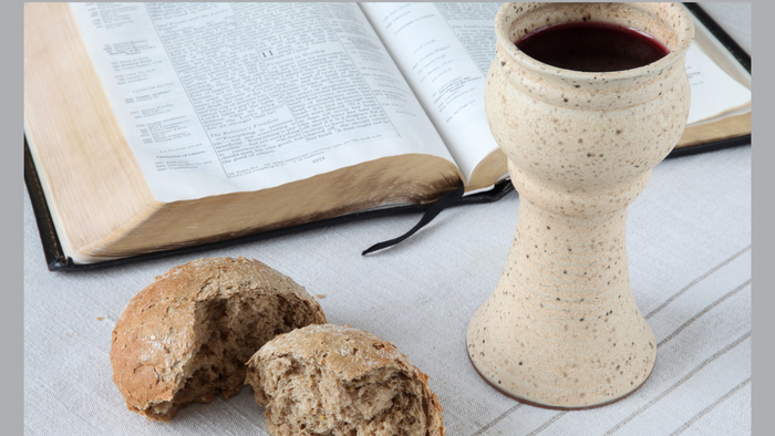 Christliche Dienstankündigung für das Karfreitags-Agape-Mahl mit Brot, Wein und Bibel am 2. April 2026.