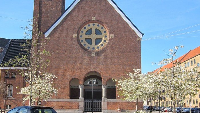 Kirke med ur og bil parkeret udenfor