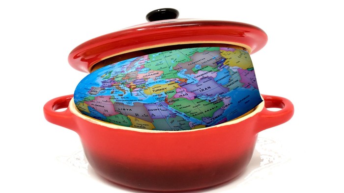 Globe in rotem Topf mit Deckel