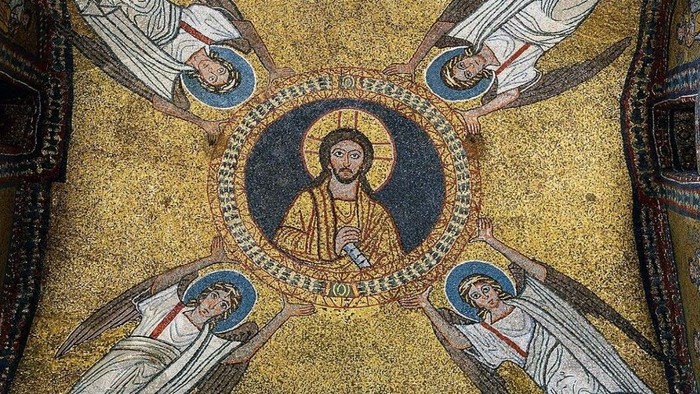 Goldenes Mosaik aus der Kirche Santa Prassede in Rom: in der Mitte Jesus, darum vier Engel, die ihn tragen.