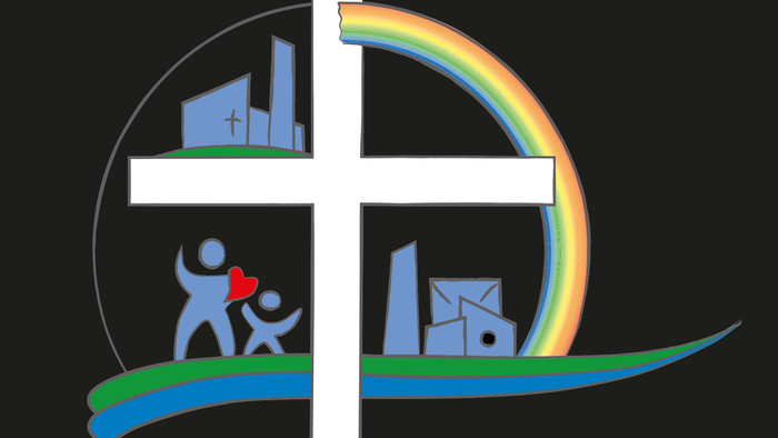 Das Bild zeigt ein Kreuz mit Regenbogen und Menschen, umgeben von Gebäuden