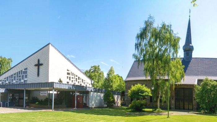 Zwei Kirchengebäude mit Kreuz und Kirchturm vor grünem Hintergrund