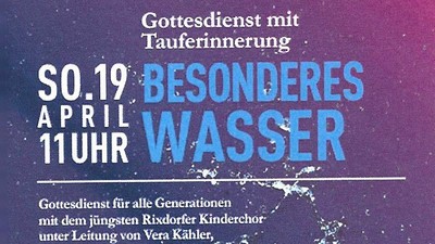Einladungsplakat zu einem Tauferinnerungsgottesdienst. Im Hintergrund ein diagonaler Farbverlauf von einem dunklem zu einem helleren Violett. Oben rechts das Logo 20 Jahre Evangelische Kirchengemeinde Rixdorf. Unten sprudelndes Wasser über dem sich der Ei