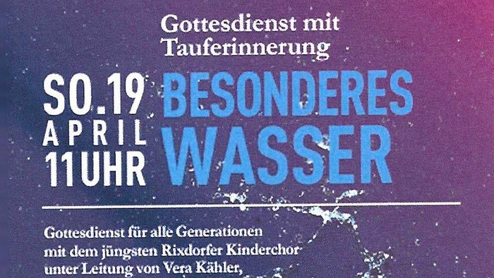 Einladungsplakat zu einem Tauferinnerungsgottesdienst. Im Hintergrund ein diagonaler Farbverlauf von einem dunklem zu einem helleren Violett. Oben rechts das Logo 20 Jahre Evangelische Kirchengemeinde Rixdorf. Unten sprudelndes Wasser über dem sich der Ei