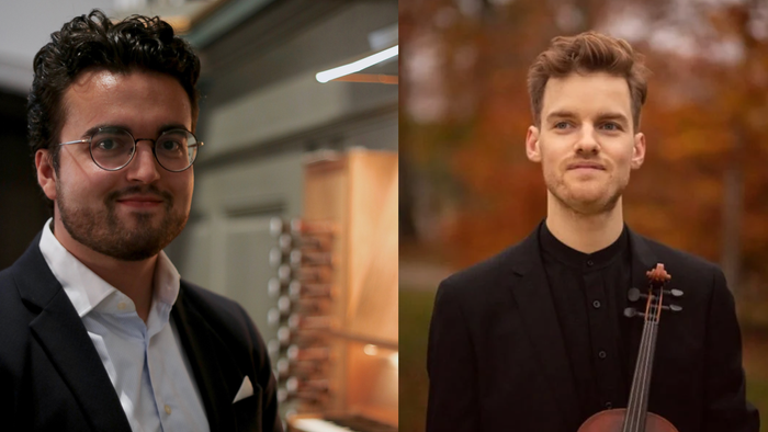 To mænd i formelt tøj, den ene smilende med briller og den anden med en cello udendørs.