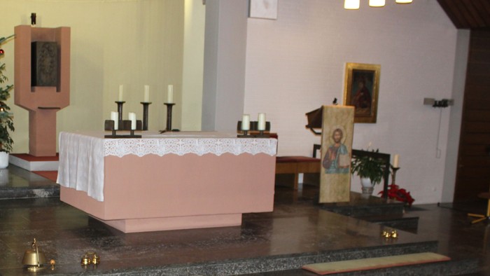 Innenraum einer Kirche mit Weihnachtsbaum und Altar