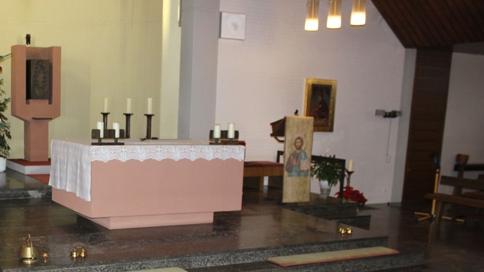 Innenraum einer Kirche mit Weihnachtsbaum und Altar