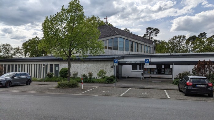 Kirche_Auferstehung_Christi_Ruesselsheim.jpg