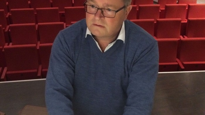 Mand spiller piano i teater.