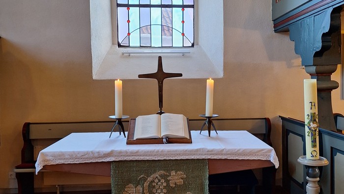 Kirche Neuhof Innenansicht. Barrierefrei über die Seitentür.