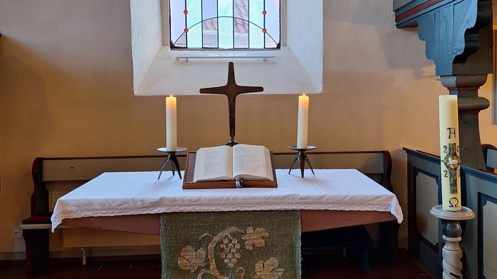 Kirche Neuhof Innenansicht. Barrierefrei über die Seitentür.