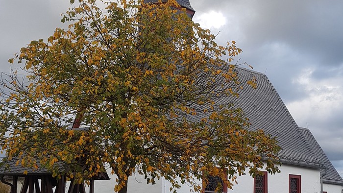 Kirche Orlen Herbst