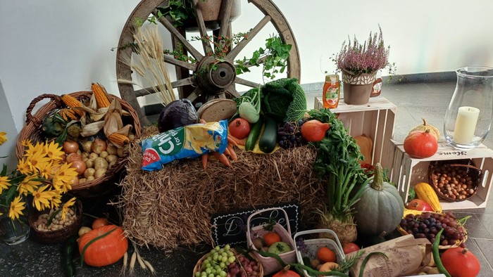 Bunter Erntedankaltar mit Obst, Gemüse und Getreide