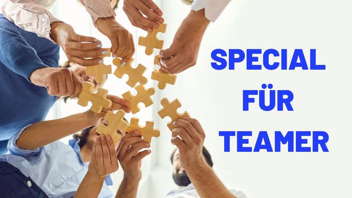 Mehrere Hände halten Puzzleteile, Text