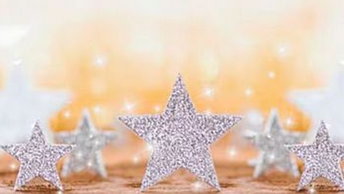 Stimmungsvolles Motiv mit silbernen Sternen