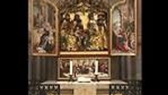 Die Kirche hat einen großen Altar mit aufwendigen Verzierungen und Bildern.