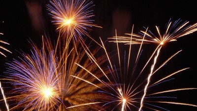 Farverige fyrværkeri i mørke nat