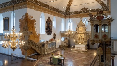 Prächtiger barocker Kircheninnerraum mit aufwendigen goldenen Verzierungen und Kronleuchtern