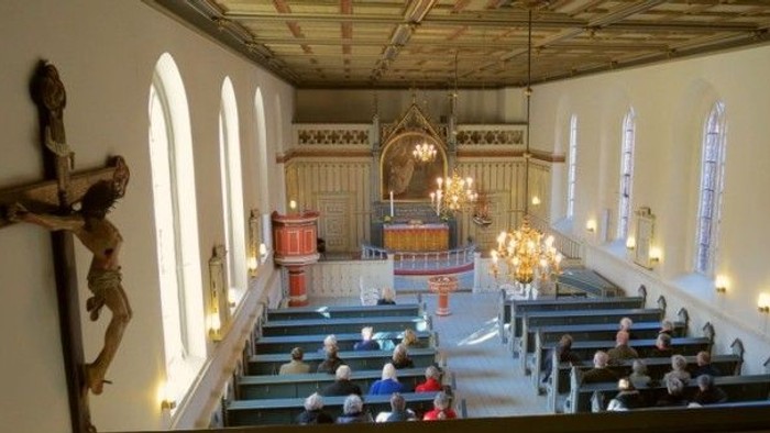 Indenrigs synes kirke med folk under gudstjeneste