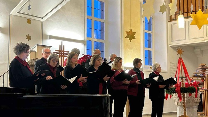 Singen eines Kirchenchors in einer geschmückten Kapelle