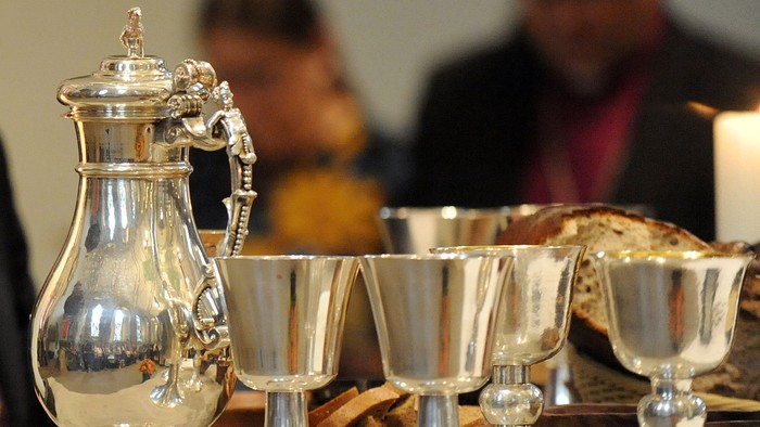 Silberne Kanne und Kelche auf Tisch