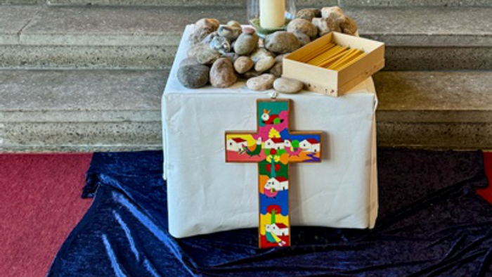 Weihrauchdekoration mit Kerzen und Kreuz in Kirche