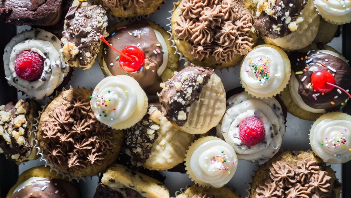 Vielseitige Auswahl an kunstvoll dekorierten Kuchenstücken