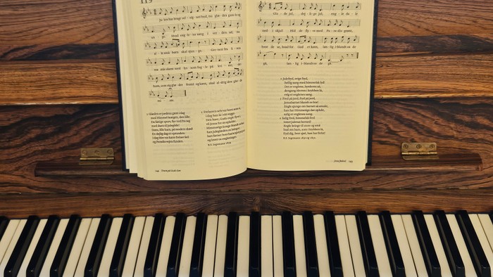 En åben noterbog på et piano