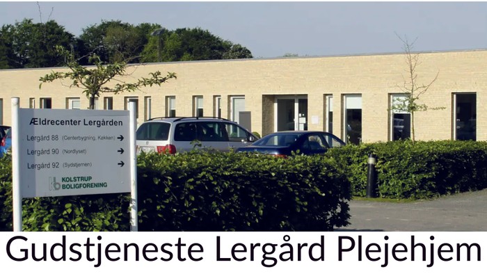 Billedet viser eldrecenter i Lergården med parkering og skilt.
