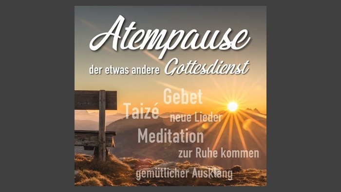 Entspannter Gottesdienst mit Taizé-Gebeten, Meditation und neuen Liedern zur friedvollen Besinnung bei Sonnenuntergang.