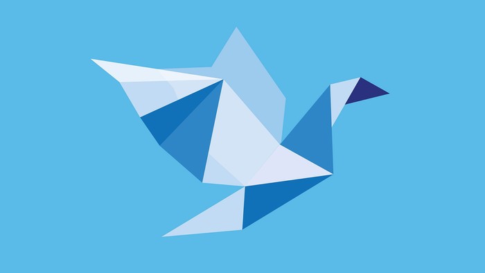 Ein Origami-Vogel aus blauen und weißen Dreiecken auf blauem Hintergrund