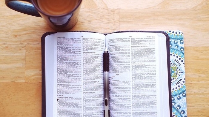 Bibel geöffnet, daneben eine Tasse Kaffee