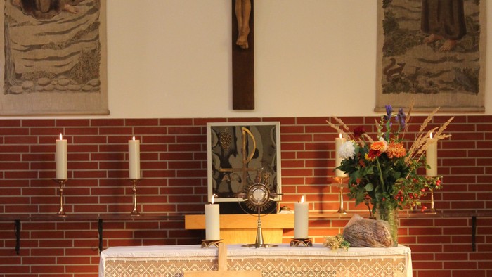 Die Kirche mit Altar, Kreuz und Bildern